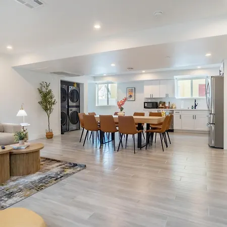 Cozy Urban Retreat Near Downtown La & Usc - Private Room With Shared Living Room And Kitchen